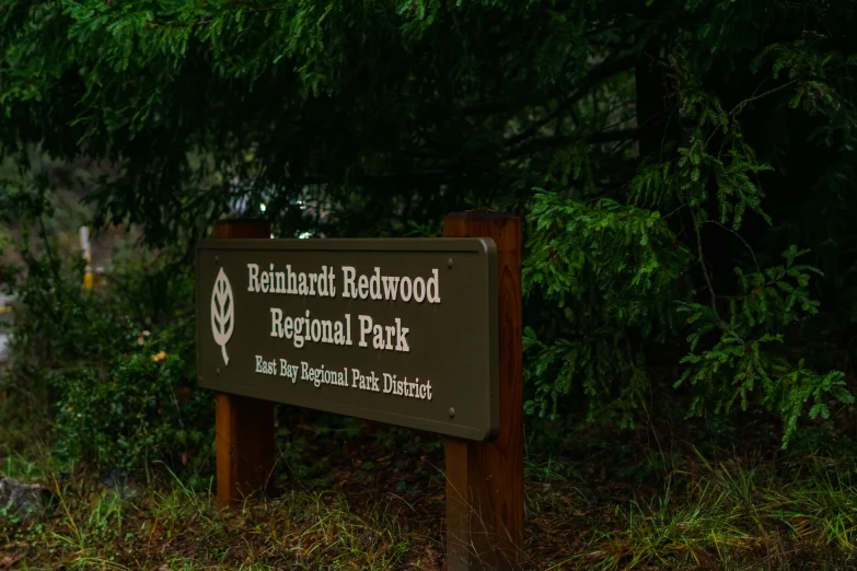 there is a sign that says fremont redwood regional park