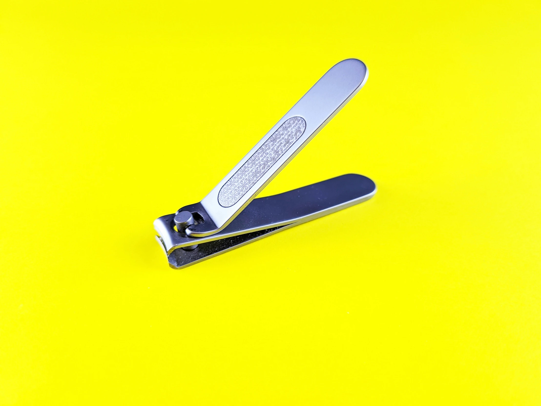 an opened comb of the same length as a pair of scissors