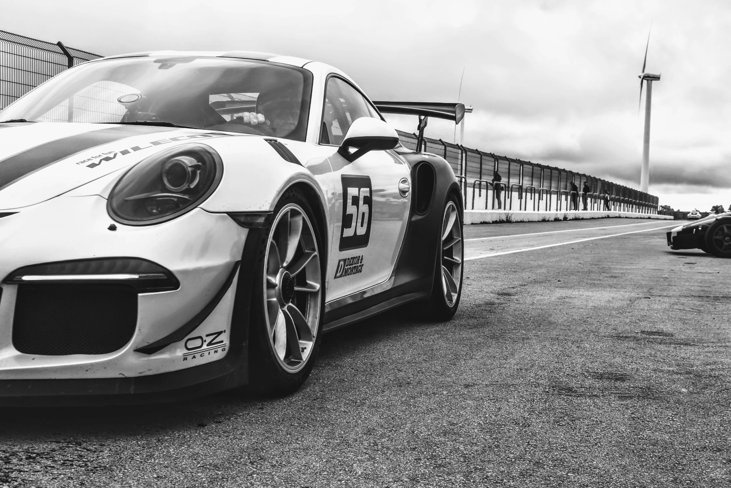 the porsche gt1 races on a race track