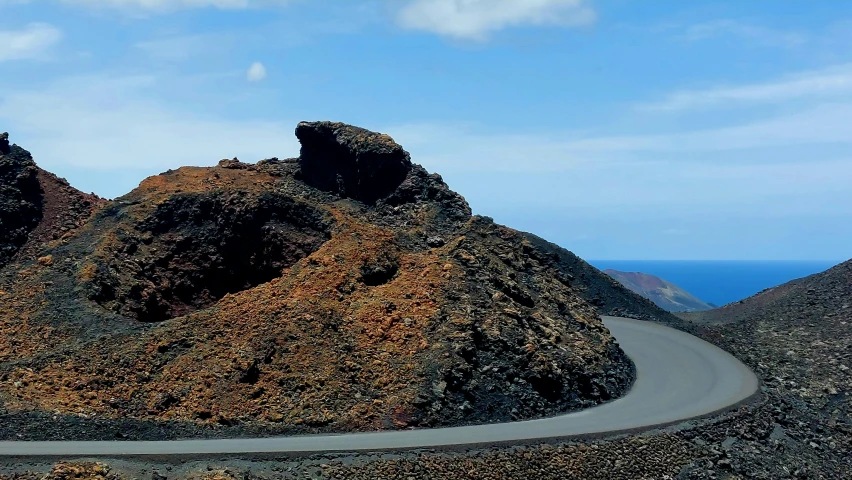 there are many large rocks on this road