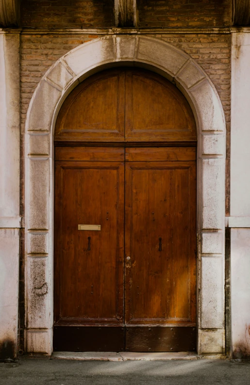 there is an old brick building with two doors on each side