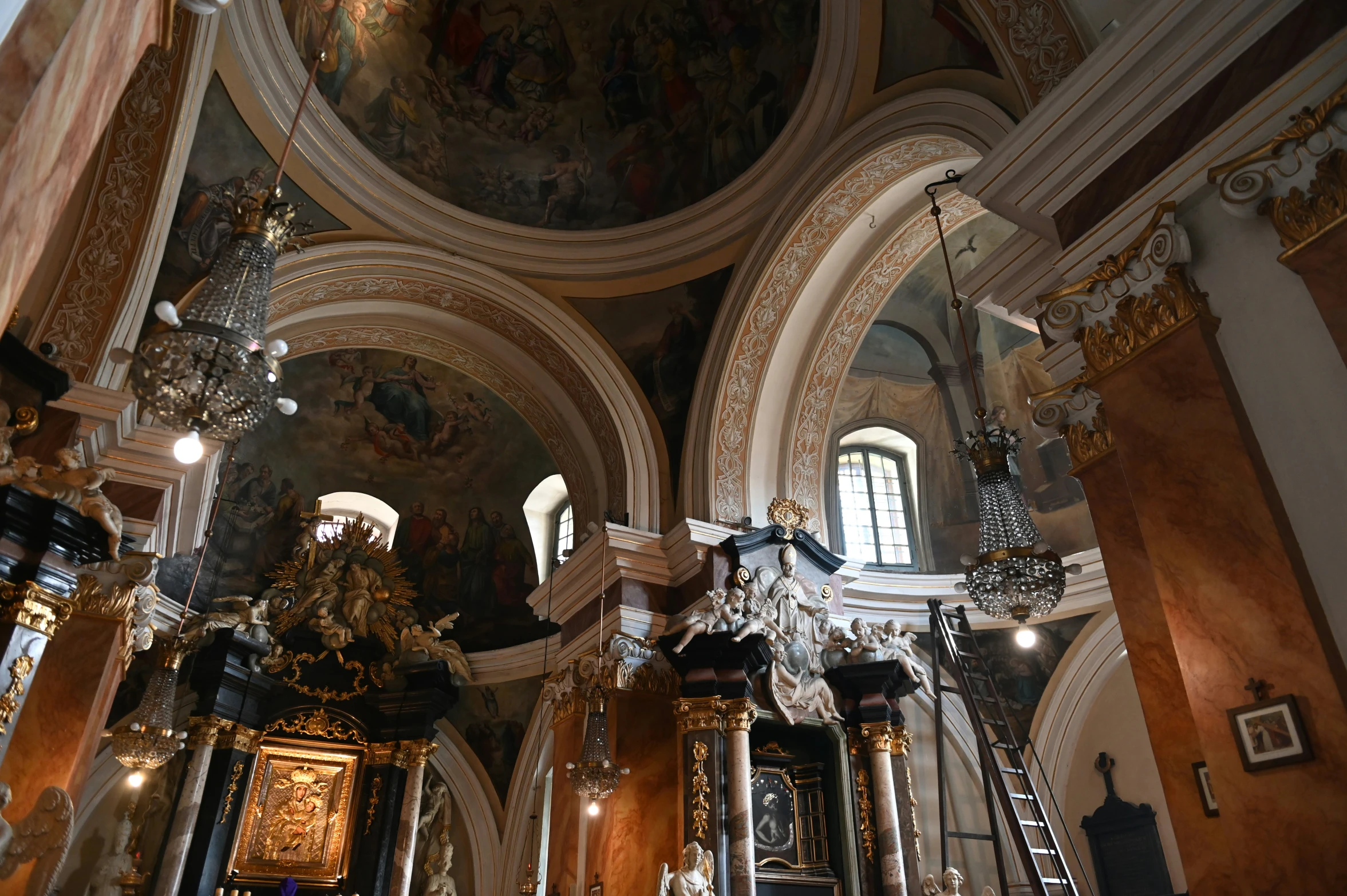 an ornate cathedral with many pillars and pillars