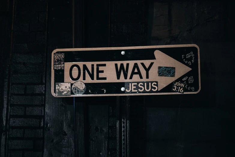 a one way street sign in the dark