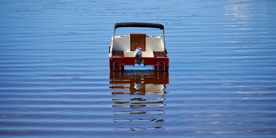 there is a small boat that is sitting in the water