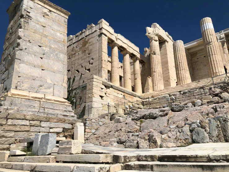 an ancient building with some columns on the side