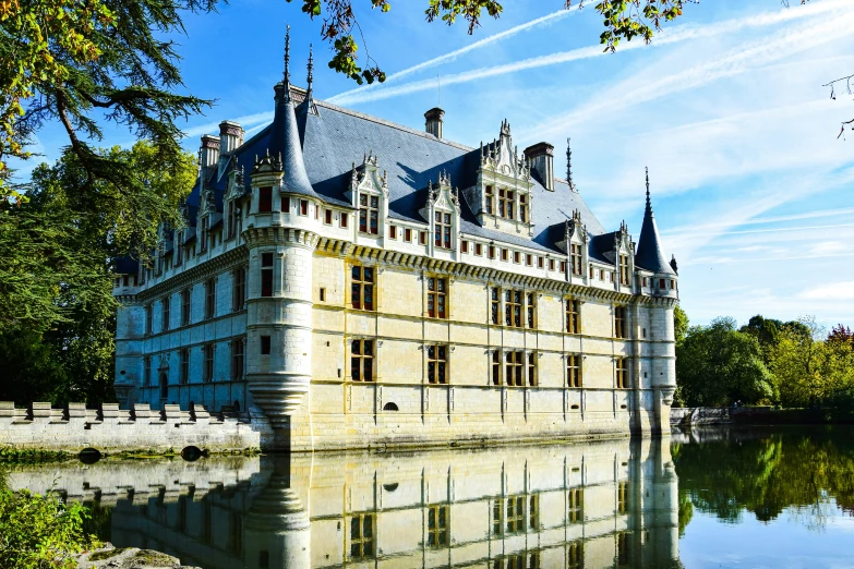 the castle is near the water with its reflections