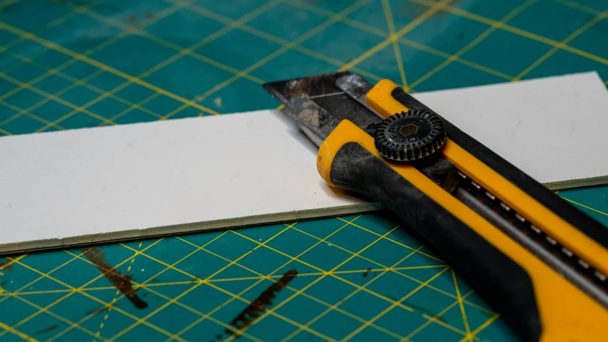 the blades of a pair of scissors are lying next to a ruler