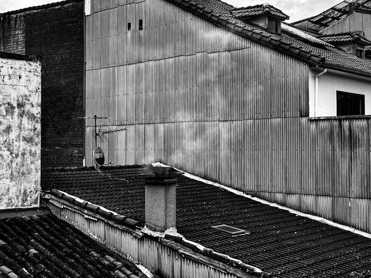 a very dark black and white po of buildings