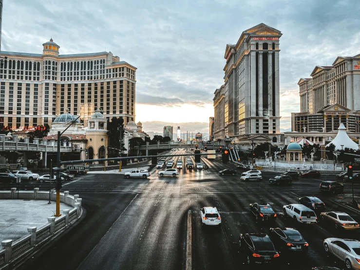 the cars are driving through the intersection in the city