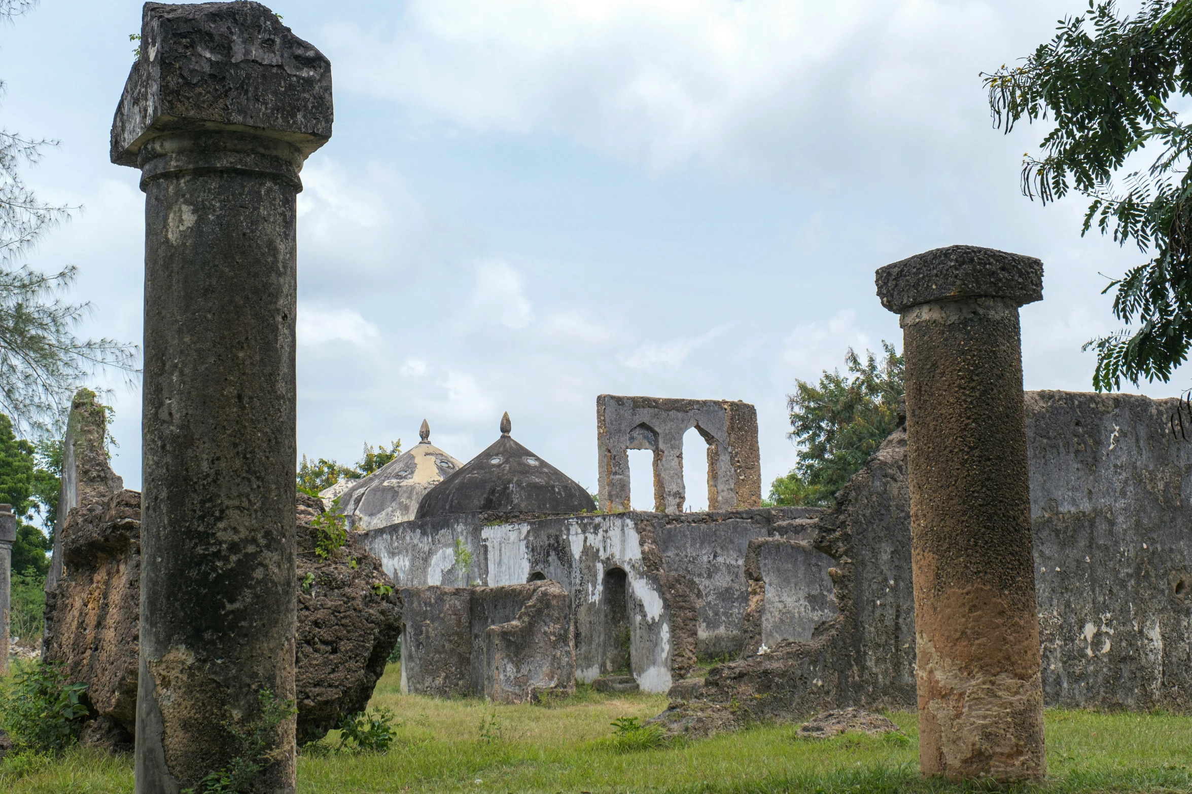 there are ruins of many different sizes, some of which appear to have been built in the 1800's