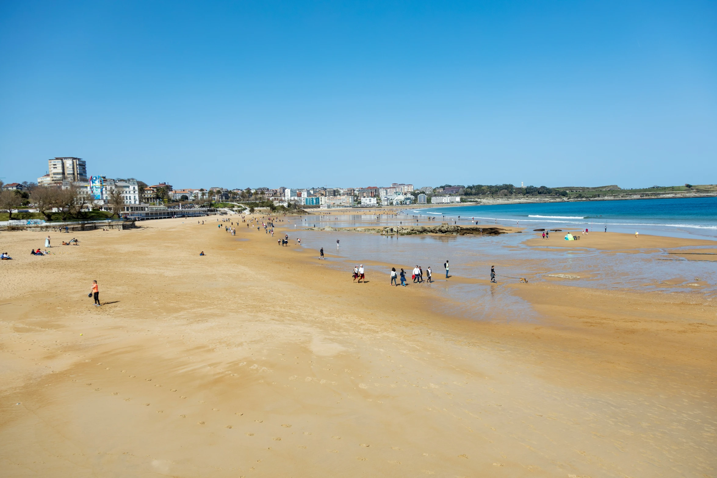 an ocean filled with people and buildings near the shore