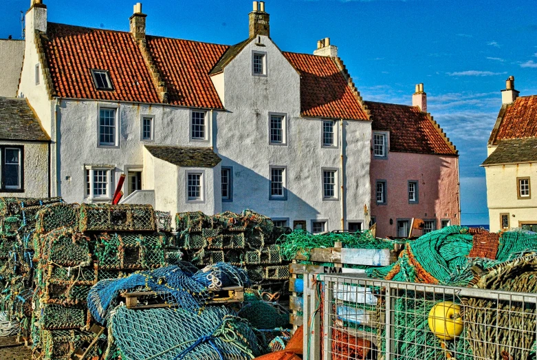 a row of many small white houses with lots of wire attached to it