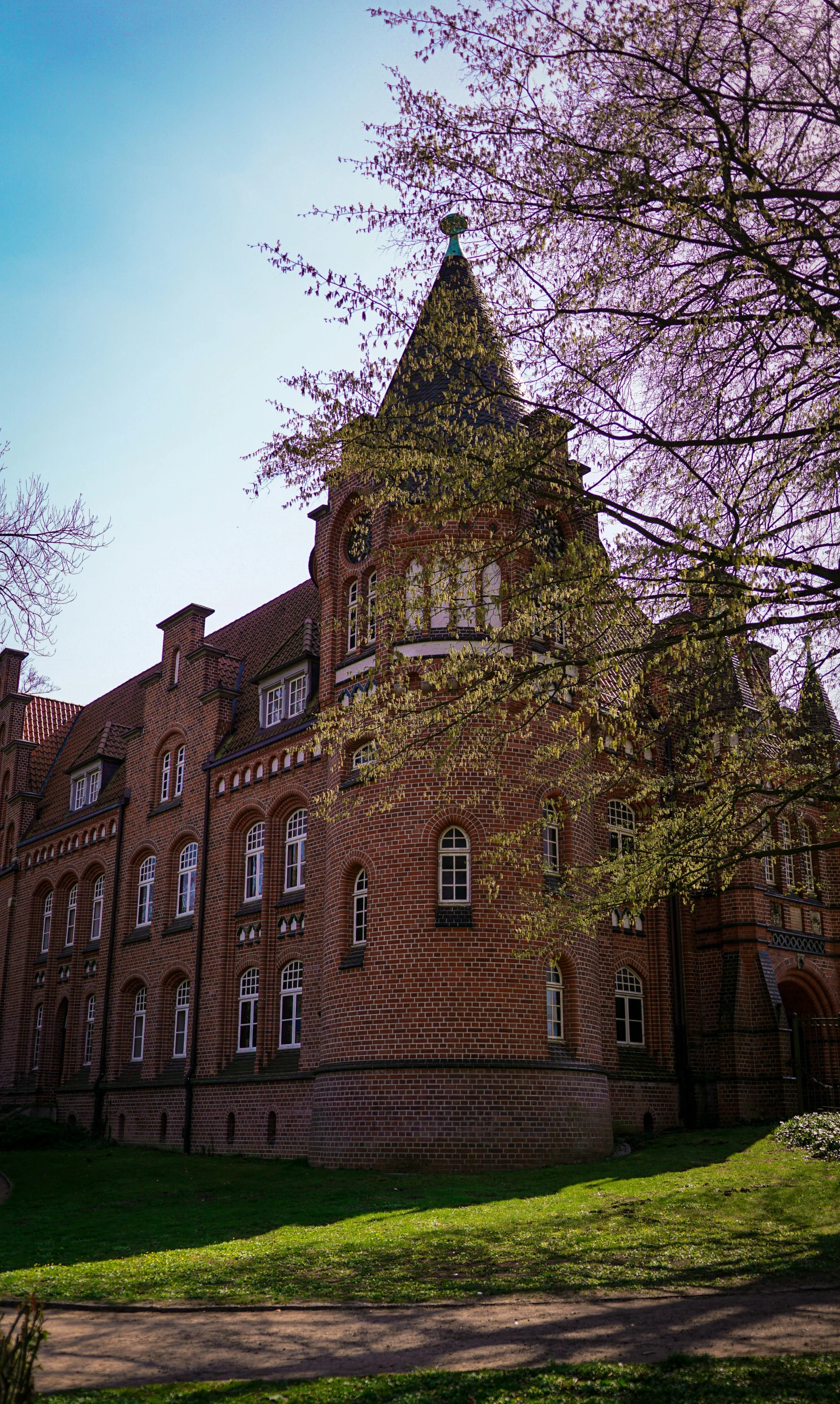 a very big pretty building with a lot of windows