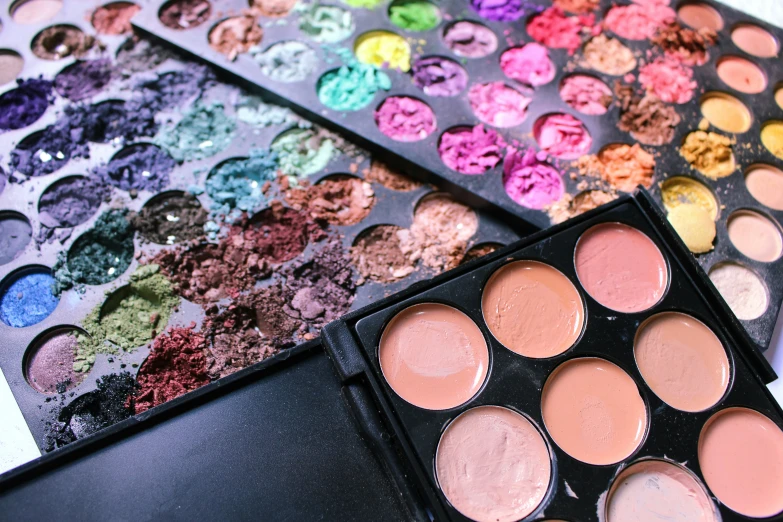 multiple makeup colors are neatly arranged neatly