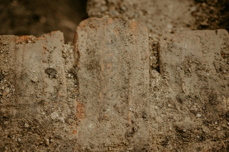 a picture of a stone block that is not made