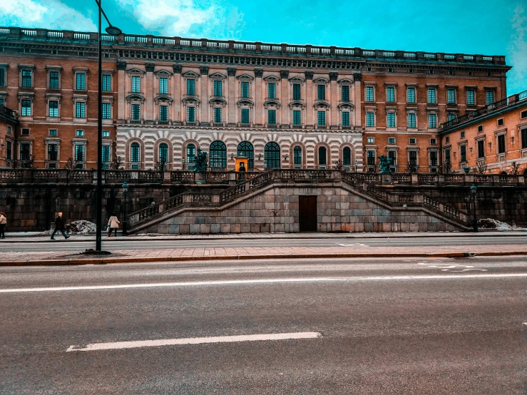 an old building with a street corner that is empty