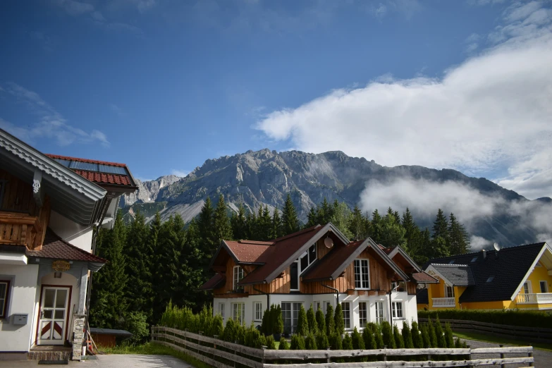 there are many small houses near a large mountain