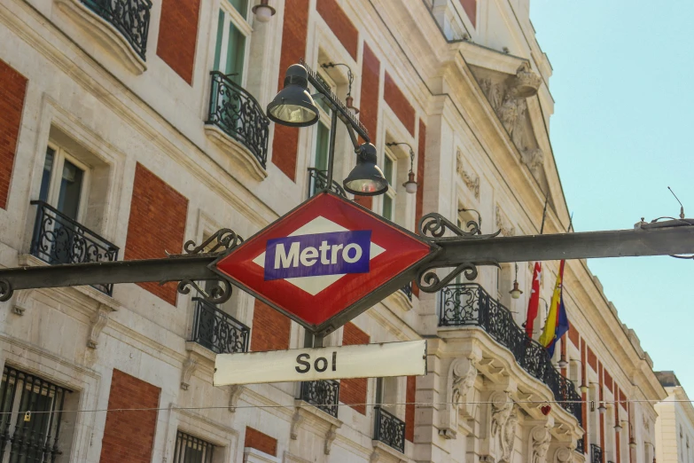 a stop sign with spanish writing sitting on top of it