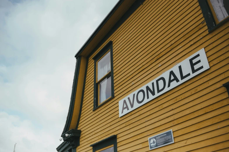 there is a sign that says avondale in a foreign language