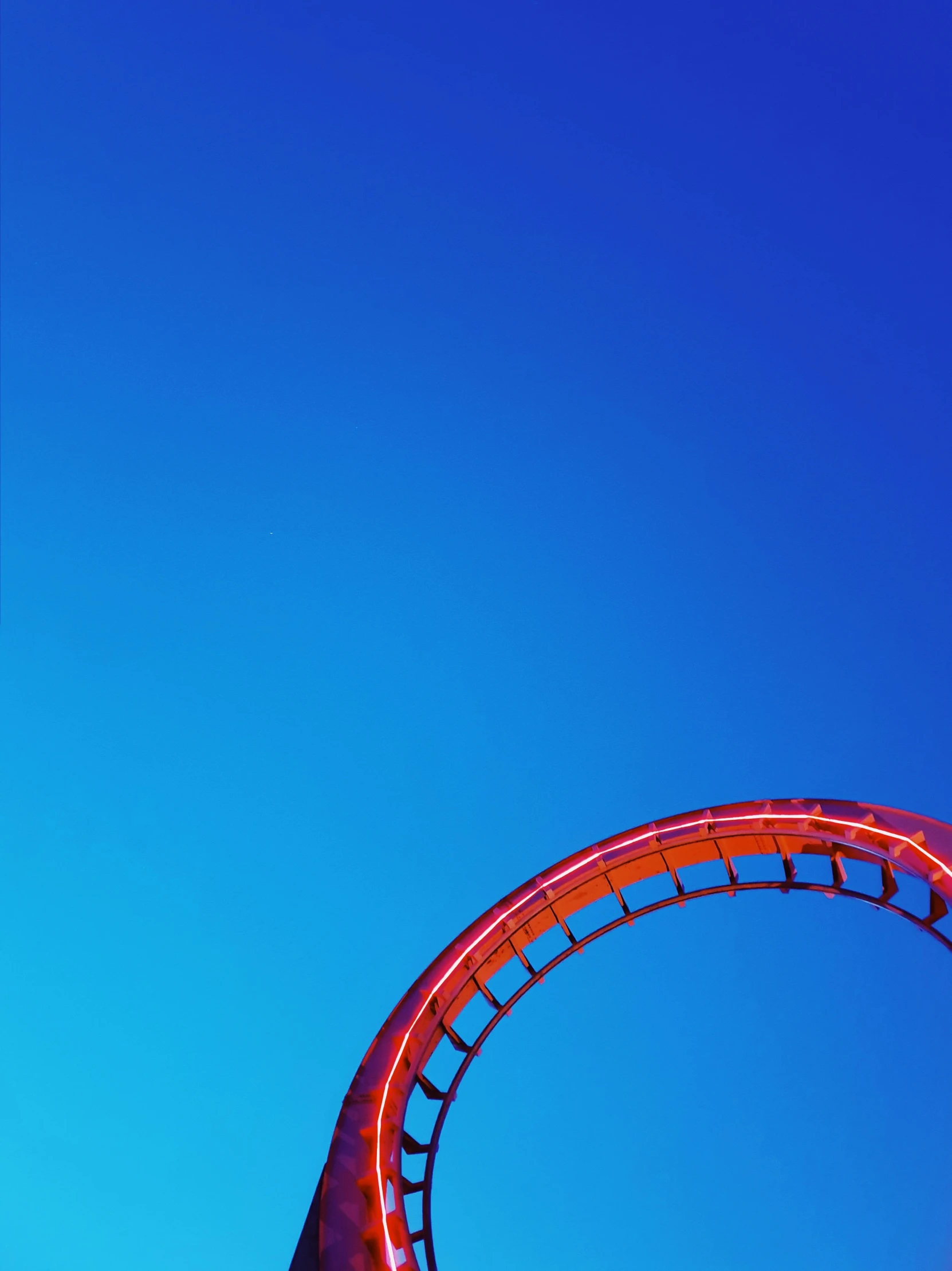 a roller coaster going around the curve in a carnival park