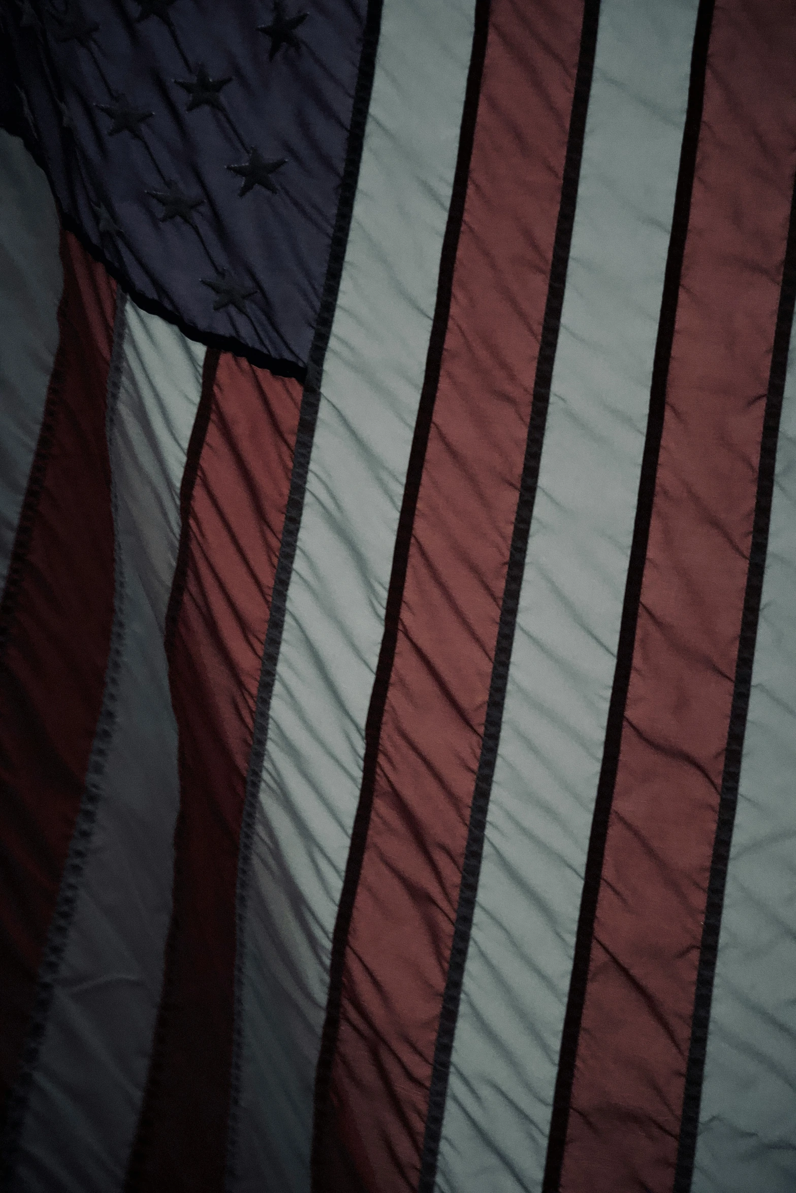 a pograph of a thin american flag, taken from the ground