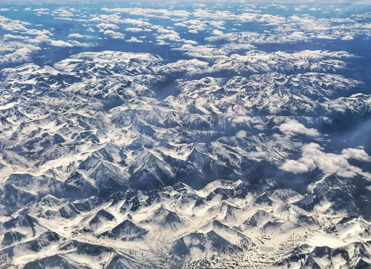 this is an image of clouds over some mountains