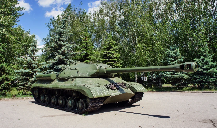 a tank is sitting in the middle of a wooded area