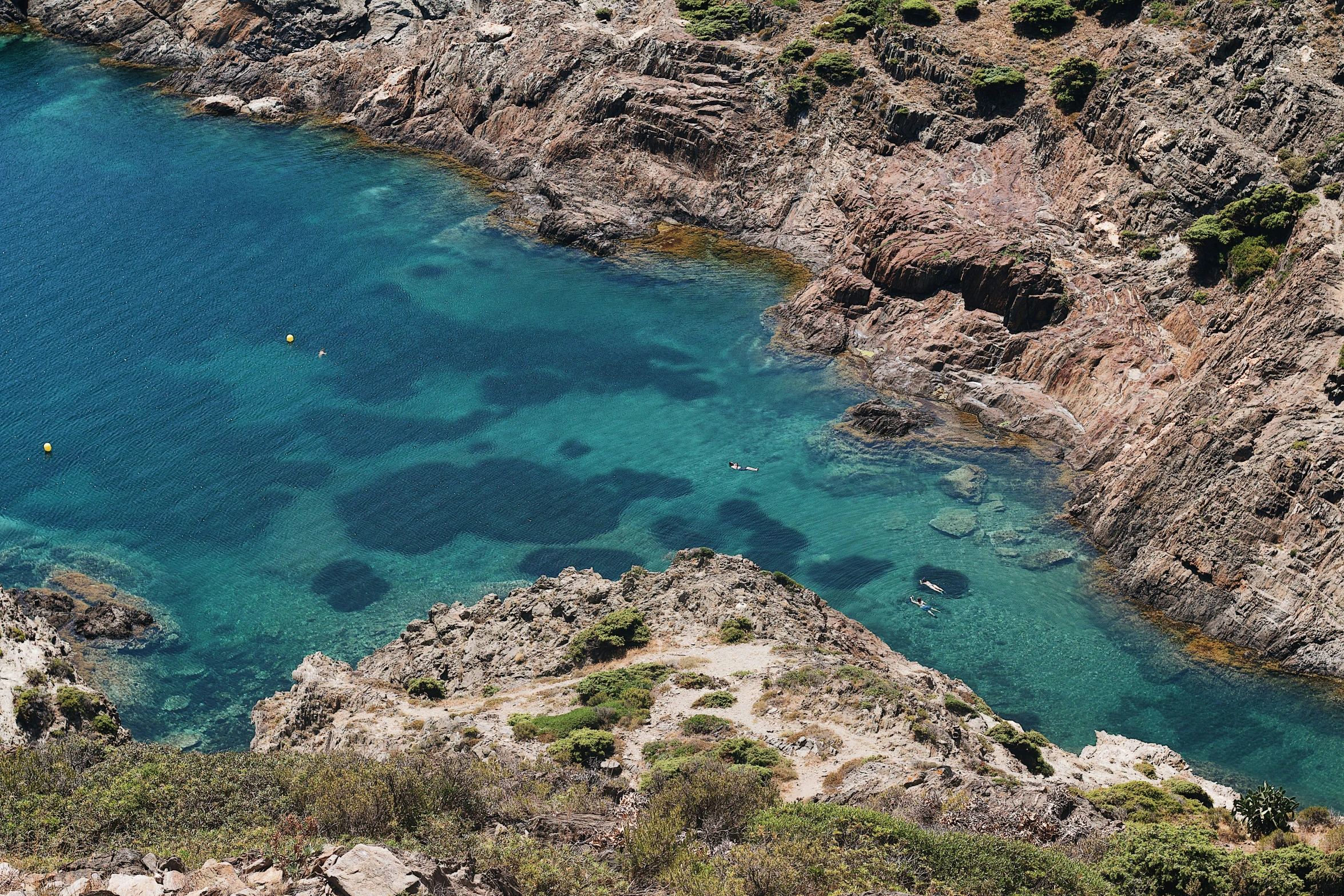 the blue water is still clear from this rocky place