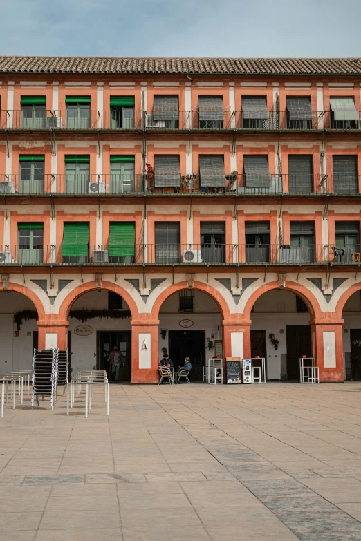 several chairs are arranged in the courtyard of a building