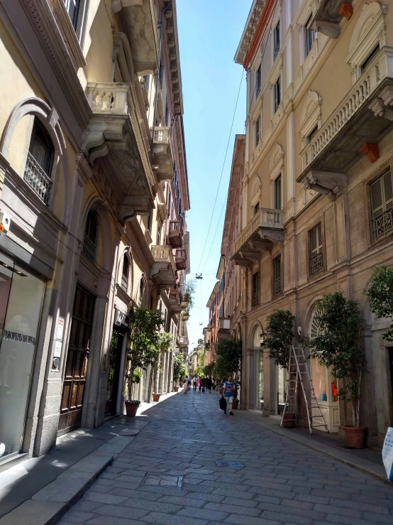 a narrow brick street with old buildings on each side