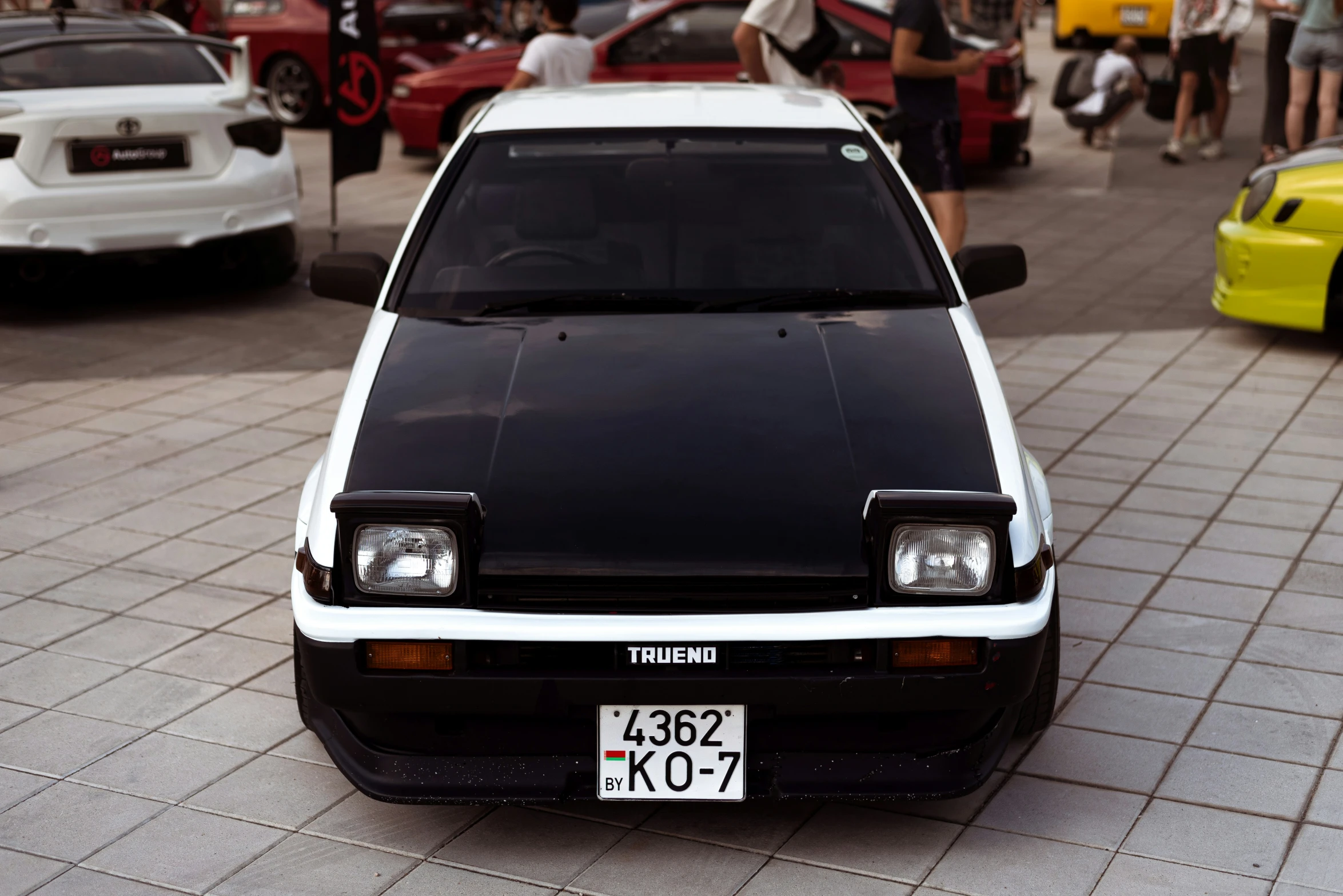 a white and black car with the license plate number k07