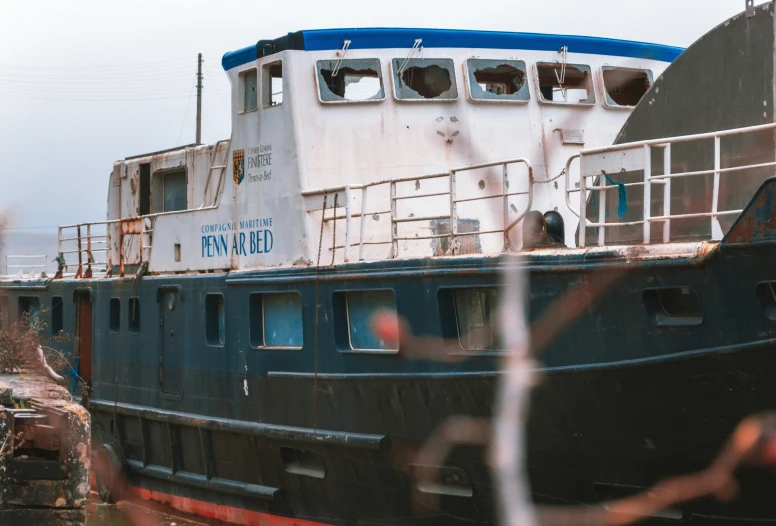 a boat is in the water with it's passengers