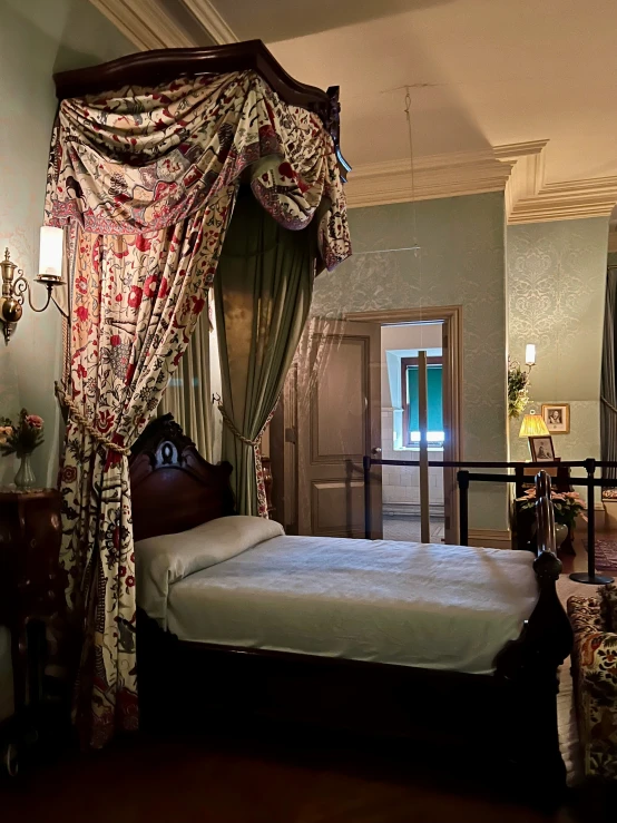 an old fashioned canopy bed in the bedroom