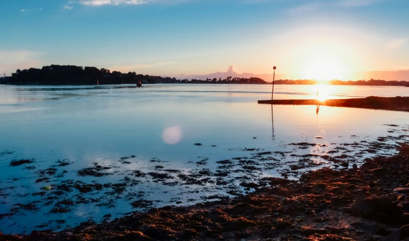 the sun is reflecting in the water of this lake