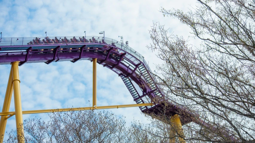 the roller coaster at six flags mountain has many visitors on the track