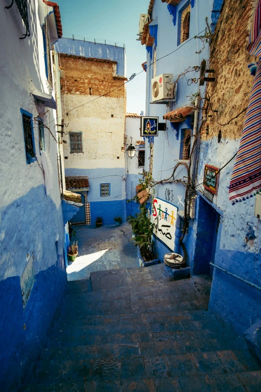 the view of a narrow alley with no one