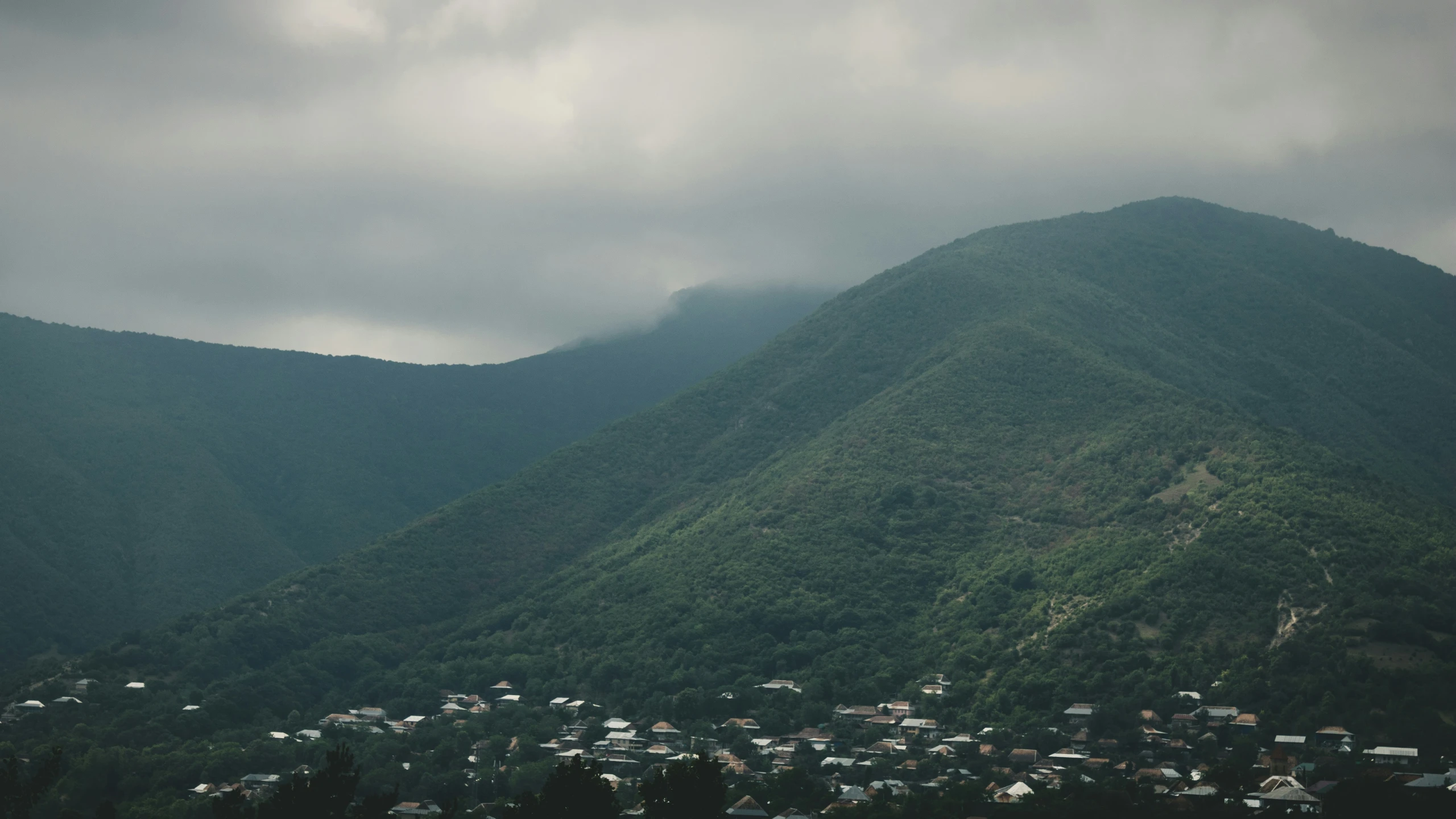 there is a lot of houses on the side of the mountain