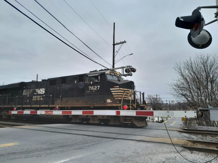 a train going through a railroad crossing area