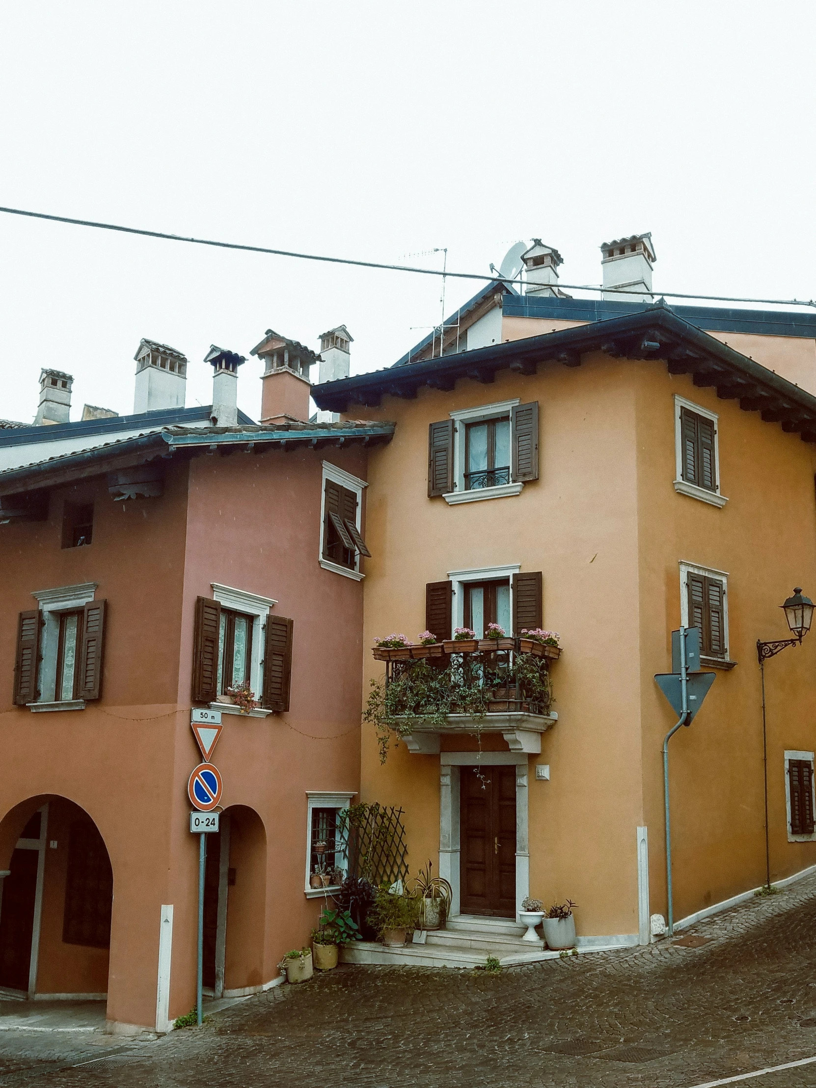 the apartment building has lots of windows in it