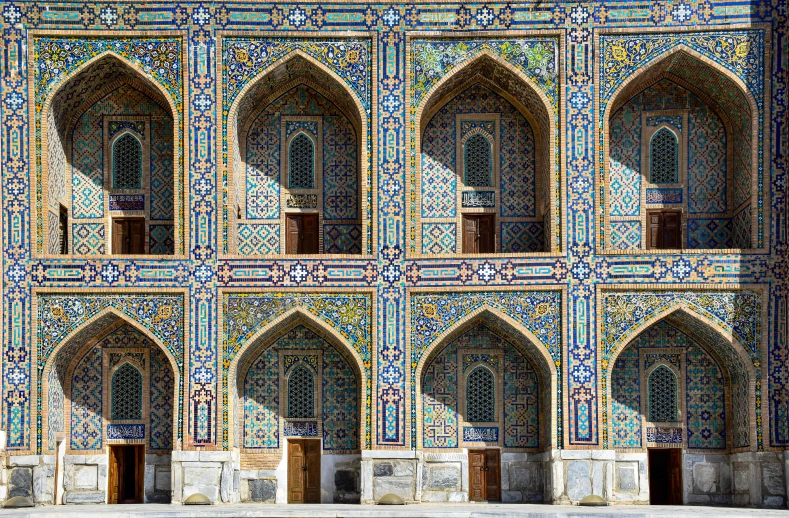 many archways are surrounded by different colored tiles