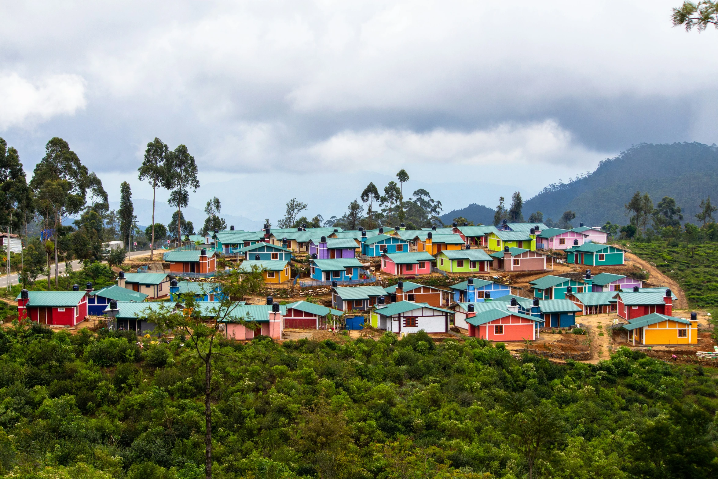 there are many colorful houses along this hill