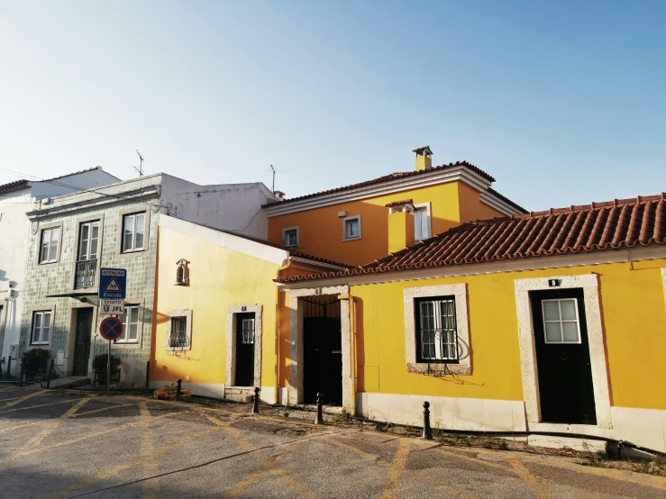 this is a po of a yellow house in an old town