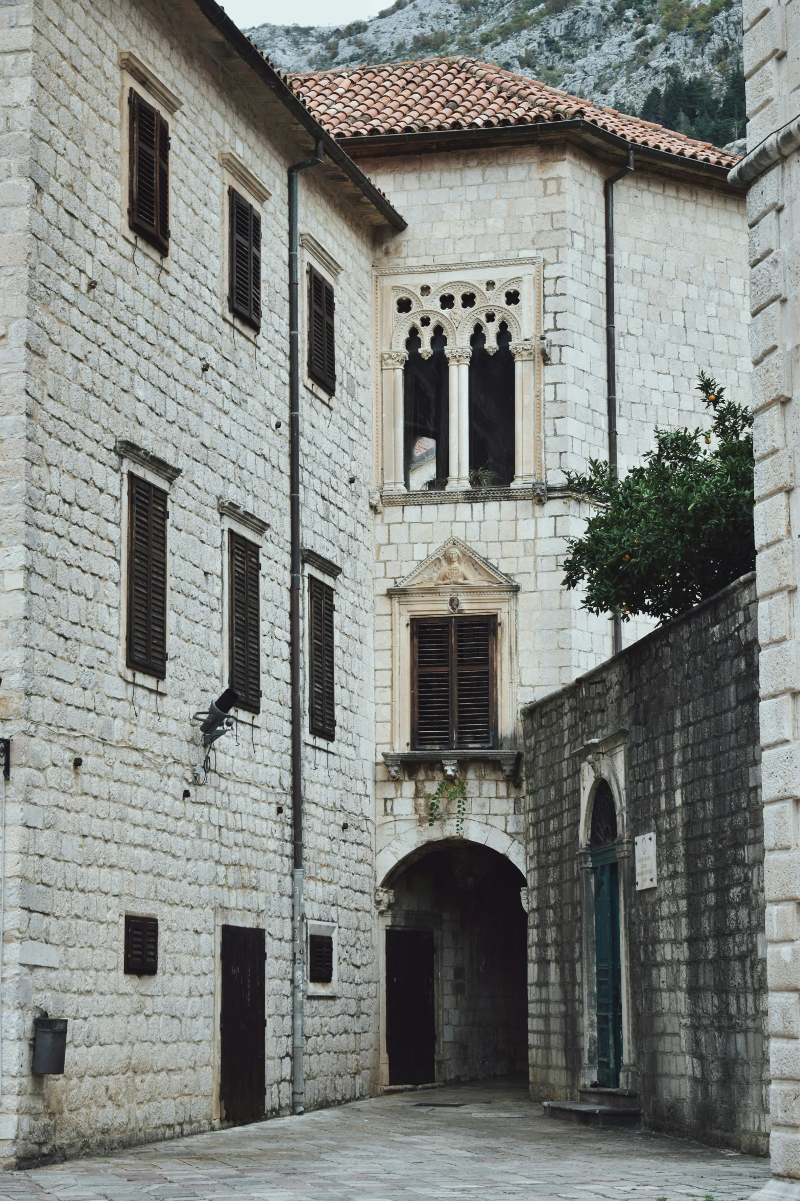 there is a stone building with brick arches and arched windows