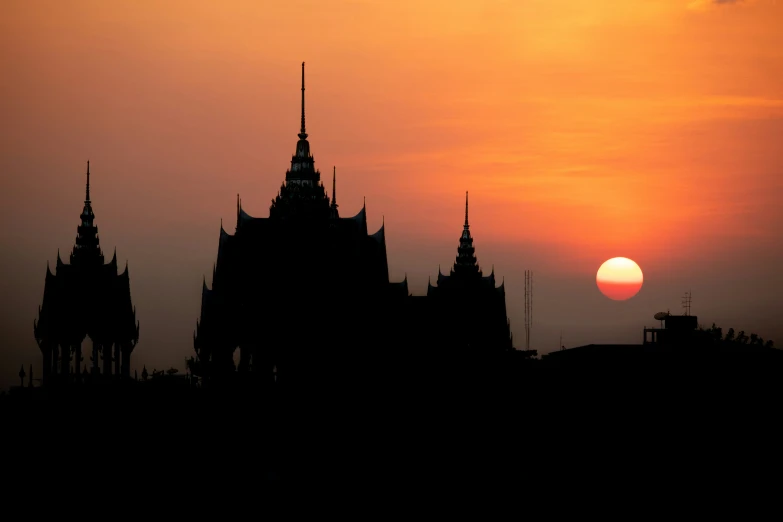 a building made out of multiple towers that are the setting sun