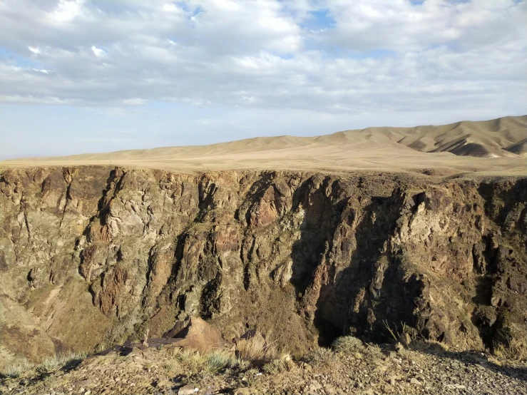 the canyon is made of rock and has no other mountains