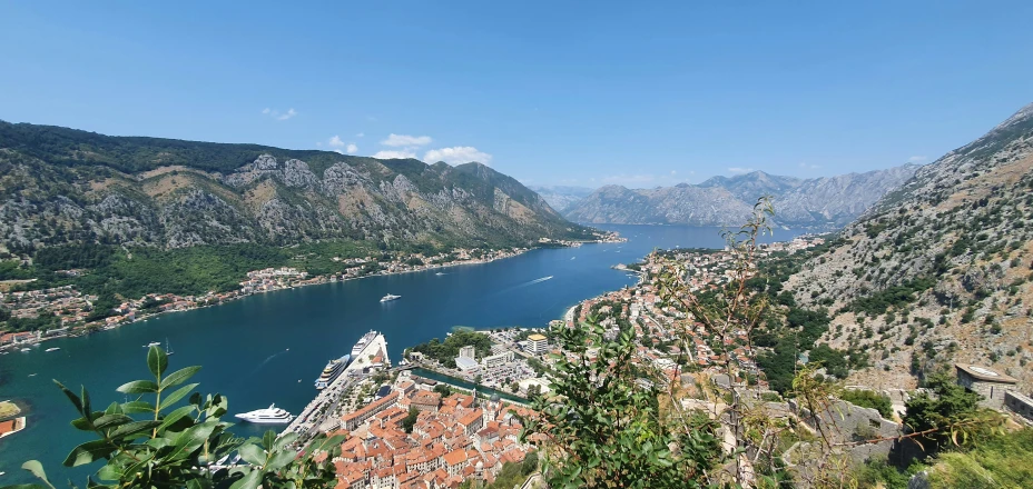 the town sits on an edge overlooking a mountain lake