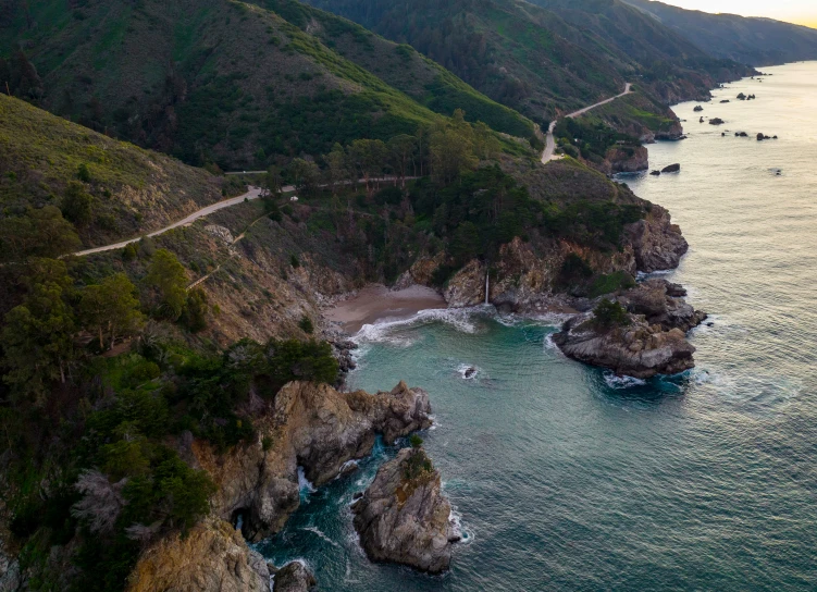 this is a beautiful drive down the coast of an island