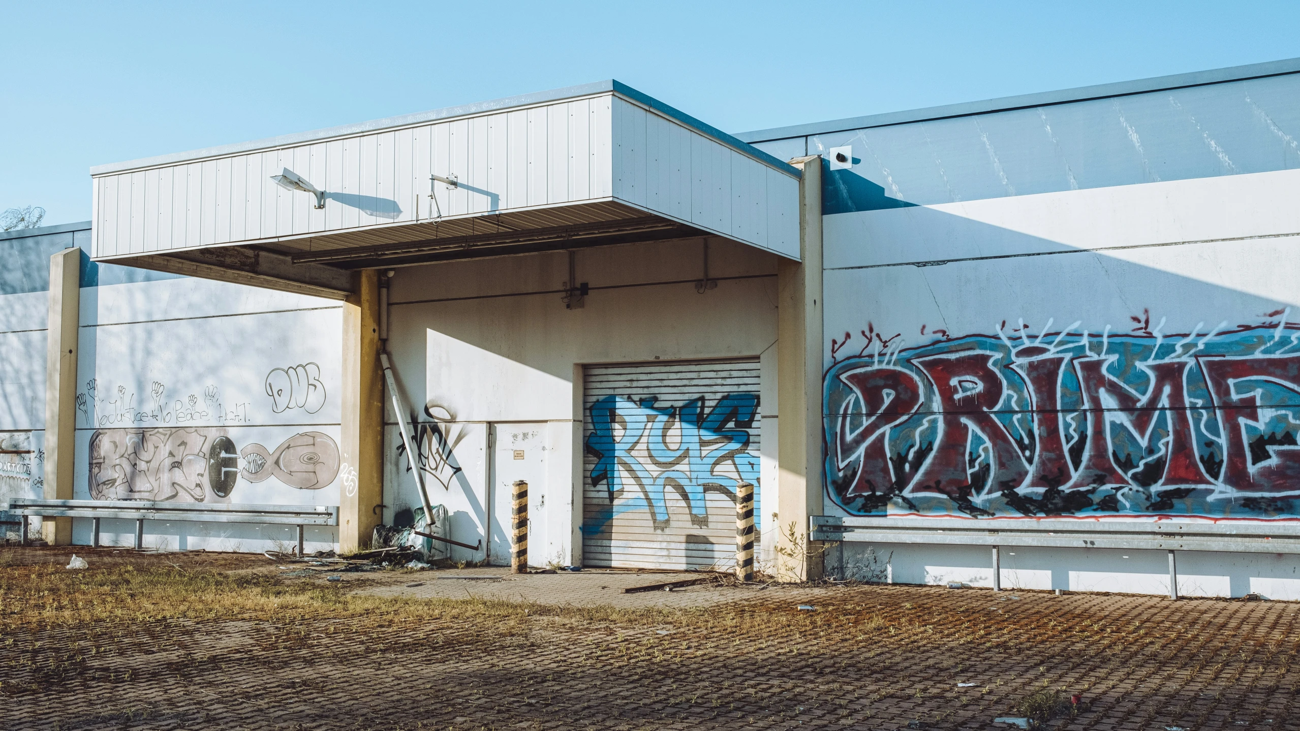 an old wall has graffiti spray painted on it