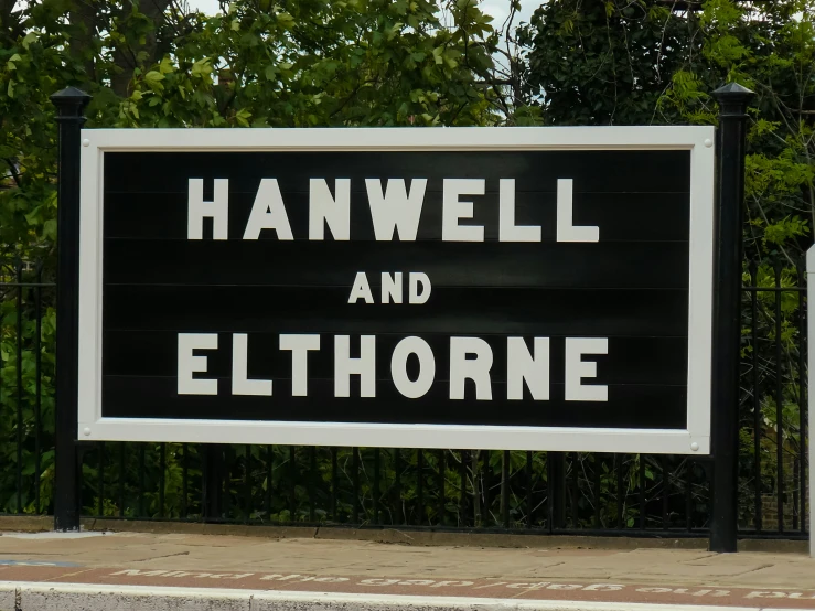 a sign that says hankwell and el thorne