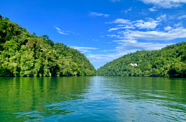 an image of the water from the top of the boat